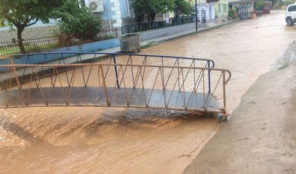 Ödemiş'te sağanak... Yollar göle döndü!