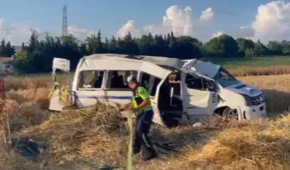 Servis minibüsü devrildi: 2 ölü, 10 yaralı!