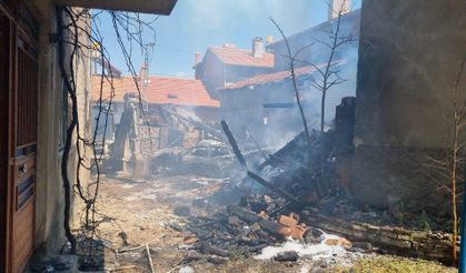 Köyden alevler yükseldi: 3 ev kısmen, 2 araç tamamen yandı