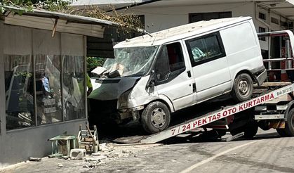Feci ölüm: Kıraathanede otururken minibüs çarptı!