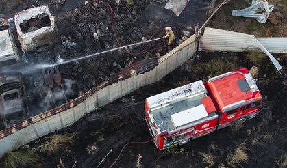 İzmir'de yediemin otoparkında yangın: 62 araç küle döndü