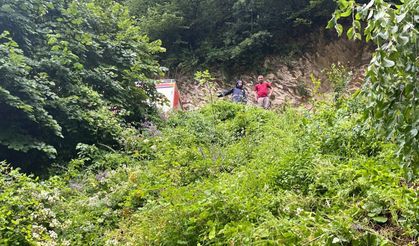 30 metreden dere yatağına uçtu: 83 yaşındaki sürücü can verdi!