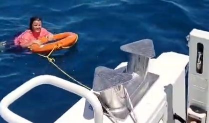 Kuşadası'nda akıntıyla açığa sürüklenen kadını deniz polisi kurtardı
