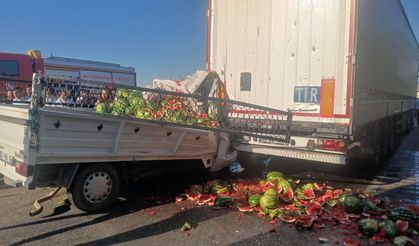 Manisa’da kamyonet, TIR’a arkadan çarptı: 1’i ağır 2 yaralı