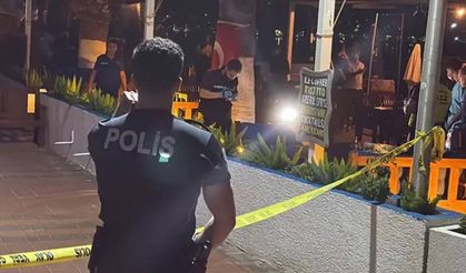 Kırmızı ışıkta bekleyen otomobile saldırı: 1 ölü, 2 yaralı
