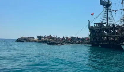 Korku dolu anlar: Tekne su aldı, onlarca yolcu tahliye edildi!