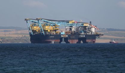 Dev vinç gemisi Marmara'dan Çanakkale Boğazı'ndan geçiyor