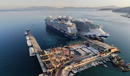 Kuşadası'na 2 kruvaziyerle 8 bin 200 turist!