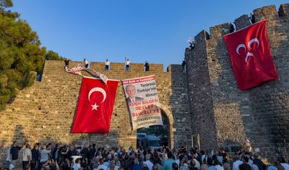 İzmir’de “Terörsüz Türkiye” mesajı: Kadifekale’ye Türk bayrağı asıldı