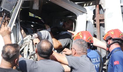 Denizli'de çekici ile kamyonet çarpıştı; 2 yaralı