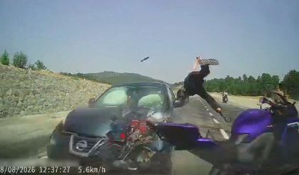 Kütahya'da iki otomobil ile motosikletin karıştığı kaza kamerada: 4 yaralı