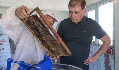 Üreticiyle bal sağdı, çocuklarla top oynadı, halkın derdini dinledi