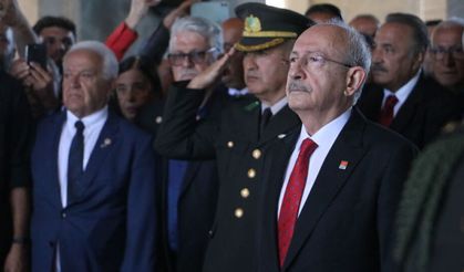 Kılıçdaroğlu, CHP'nin 103'üncü kuruluş yıl dönümünde Anıtkabir'i ziyaret etti