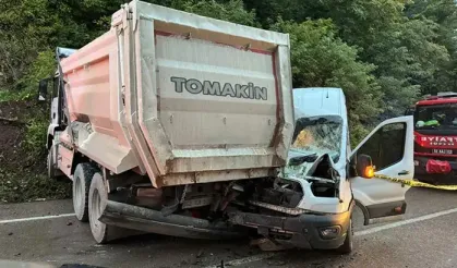 Korkunç kaza! Yolcu minibüsü kamyonla çarpıştı: 1 ölü 23 yaralı!