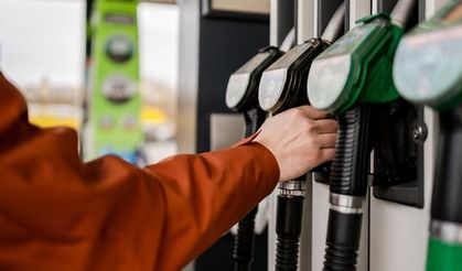 Benzinde büyük indirim: Litre fiyatı 3,30 TL düştü