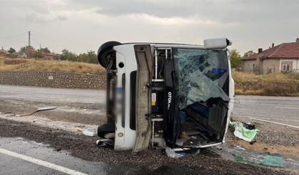 İşçileri taşıyan midibüs devrildi: 14 yaralı