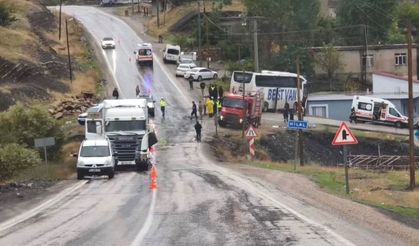 Yolcu otobüsü ile TIR çarpıştı: 1 ölü, 14 yaralı