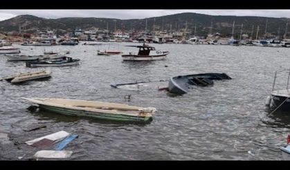 Foça'da fırtına tekneleri batırdı