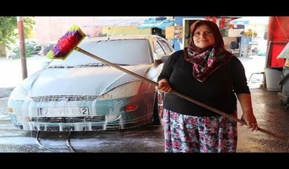 Oto yıkamacı Hülya teyze, oğlunun emanetine sahip çıkıyor