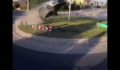 Polonya'da aşırı hızlı bir şekilde kavşağa giren sürücünün korkunç bir şekilde kaza yaptığı an....