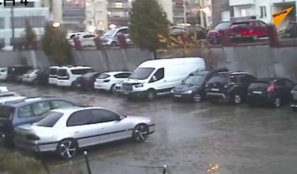 İzmir'de istinat duvarının çöktüğü anlar kameraya yansıdı
