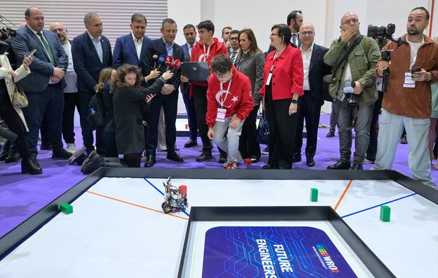 Dünya Robot Olimpiyatları İzmir'de başladı!