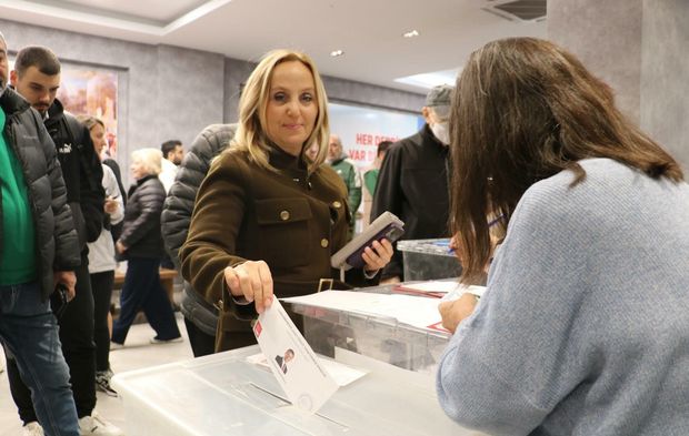 İzmir'de ön seçim sandıklarında yoğunluk