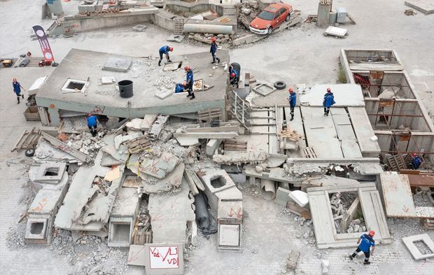 İzmir'de sağlıkçılar arama kurtarma ekibi kurdu
