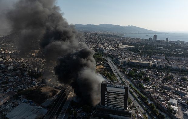 İzmir'deki büyük yangından kareler!
