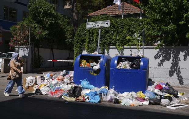 İş bırakma eylemi 3. günde… Buca’da çöp dağları!
