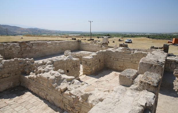 Tripolis'in seçkinleri antik kentin balık havuzlu villasında!