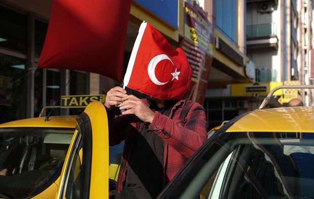 İzmir'den bayrak provokasyonuna tepki!