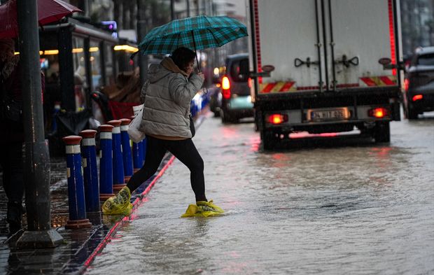 Poşetli önlem... İzmirlinin sağanakla imtihanı!