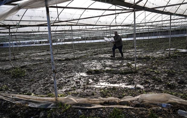 Sel seraları yuttu!