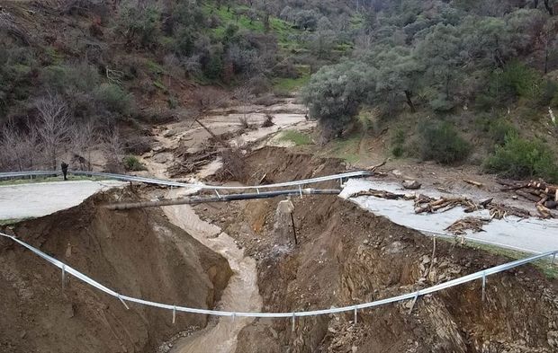 Sağanak vurdu, yol ikiye ayrıldı!