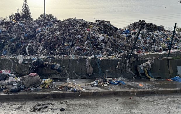 Buca’da çöp krizi: Sağanak çöpleri yola sürükledi