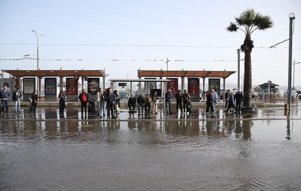 Karşıyaka'da denizle kara birleşti