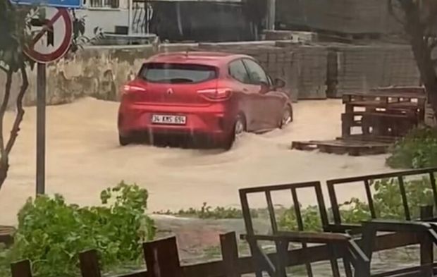 Çeşme'yi sağanak vurdu!