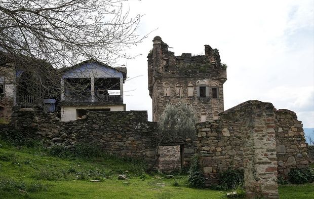 Şatoyu andıran Osmanlı yapısı tarihe direniyor