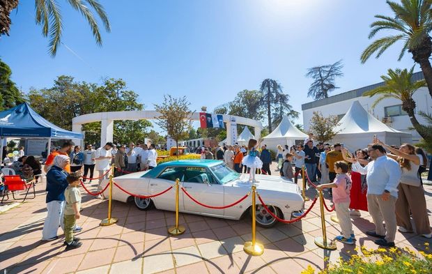 İzmir’de klasik otomobil şöleni