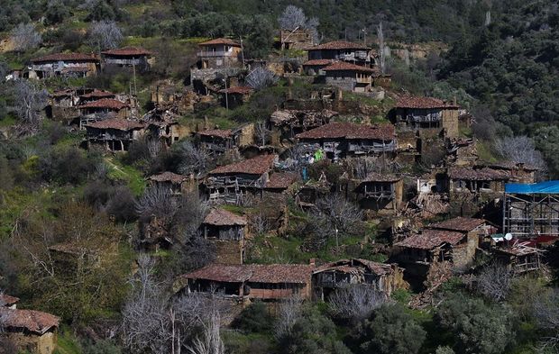 Hayalet köyde zaman geri sarıyor!