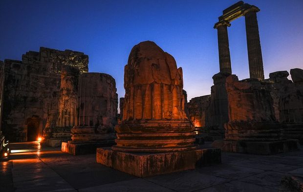 Tarihe gece yolculuğu: Apollon Tapınağı büyülüyor!