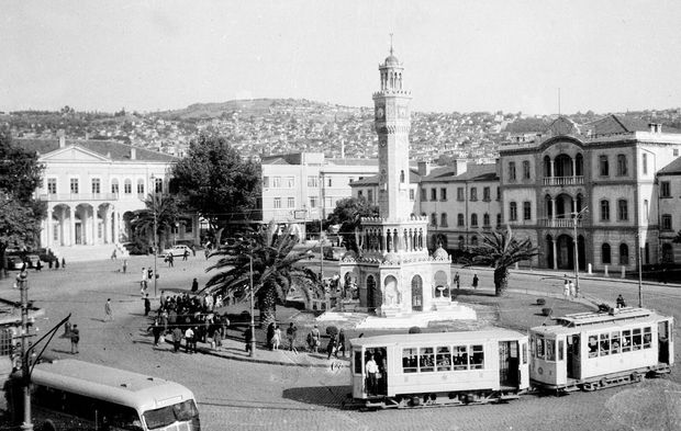 125 yıldır İzmir’in zamanını tutuyor