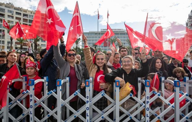 İzmir'de yer gök kırmızı beyaz!