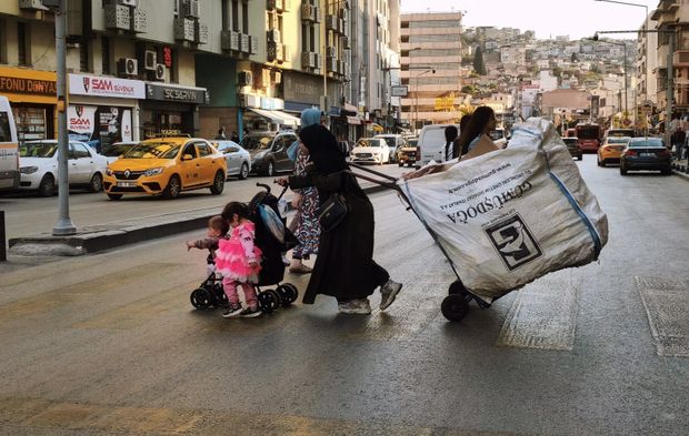 Kadınlık yükü… İki çocuk, bir çekçek!