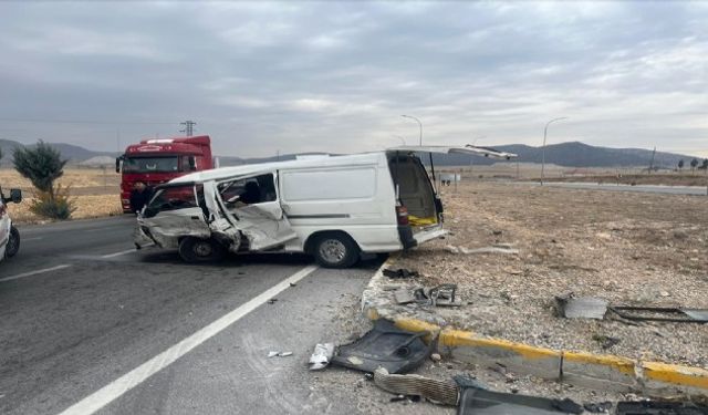 Afyonkarahisar'da feci kaza: 6 kişi yaralandı