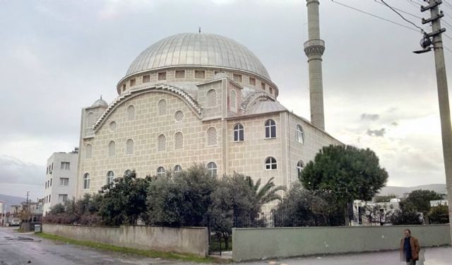 İzmir'deki camide dehşet anları... Namaz başladı, boğazını kesti!