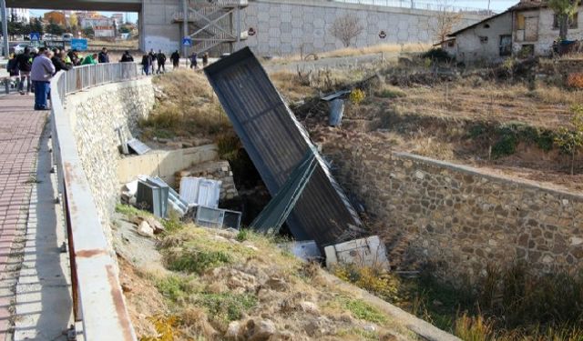 Tamir ederken dereye düştü... Son anda kurtuldu!