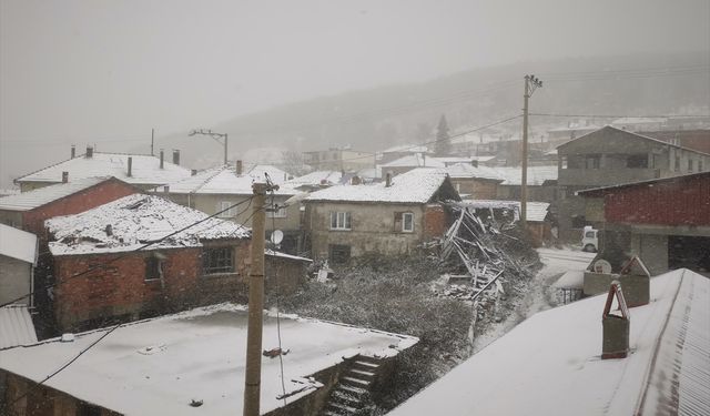 Manisa'da kar yağışı etkili oldu