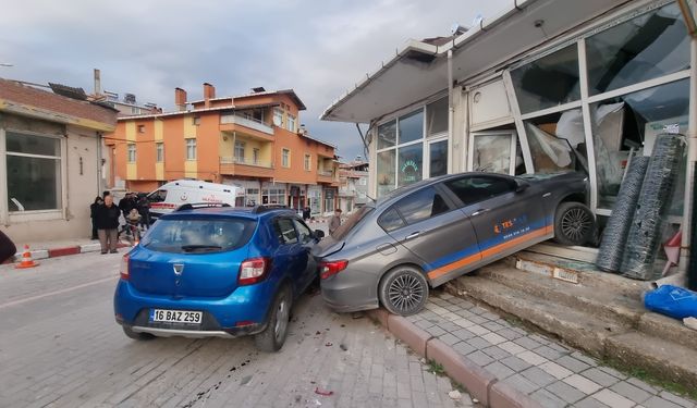 Çarptığı park halindeki otomobillerden biri dükkana daldı!